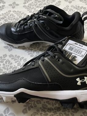 Women's Under Armour Black and White UA Glyde RM Cleats Size 8